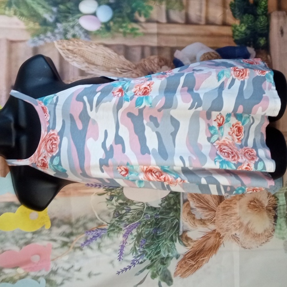 👕 Viamor Floral Camo Tank Top